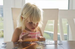 8 اسباب بازی برای تنهایی بازی کردن کودک