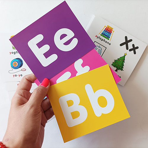 عکسی از فلش کارت الفبای انگلیسی