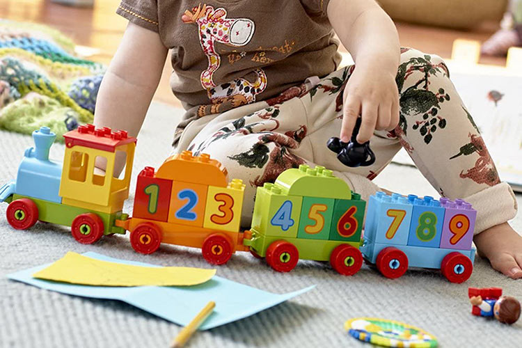 کودک در حال بازی با قطار