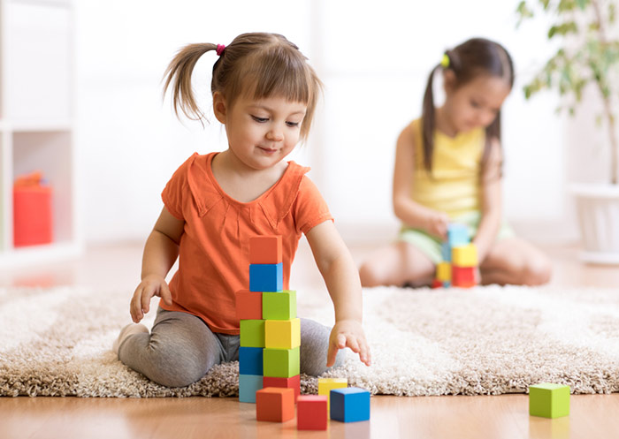 کودک 3 ساله و بازی با بلوک ها