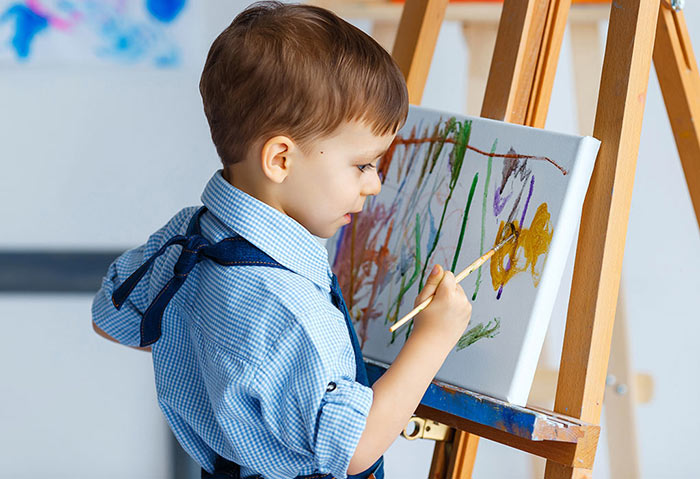 کودک 3 ساله در حال نقاشی کردن
