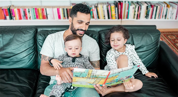 پدر برای فرزندانش کتاب می خواند