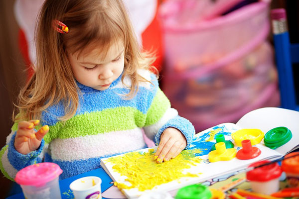 کودک در حال نقاشی کشیدن