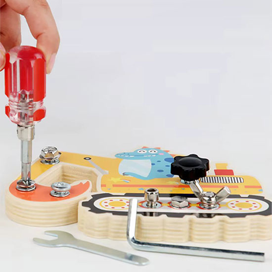 عکسی از نمای نزدیک بازی پیچ و مهره مونته سوری