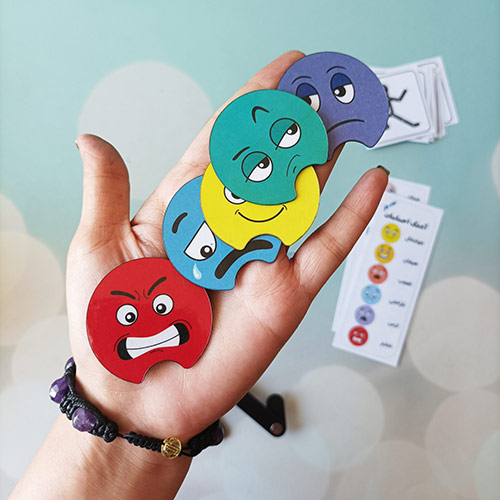 شکل های آدمک احساسات چوبی از نمای نزدیک