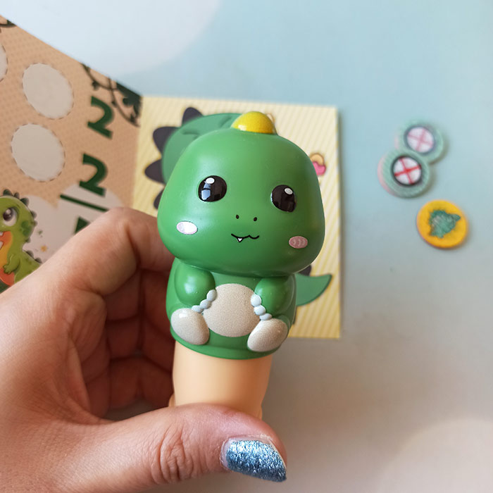 عکسی از نمای نزدیک مهر استیکری مدل دایناسور