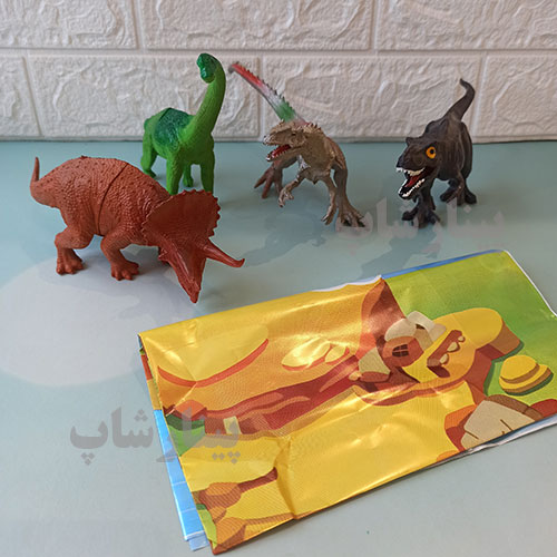 فیگورهای دایناسور به همراه سفره